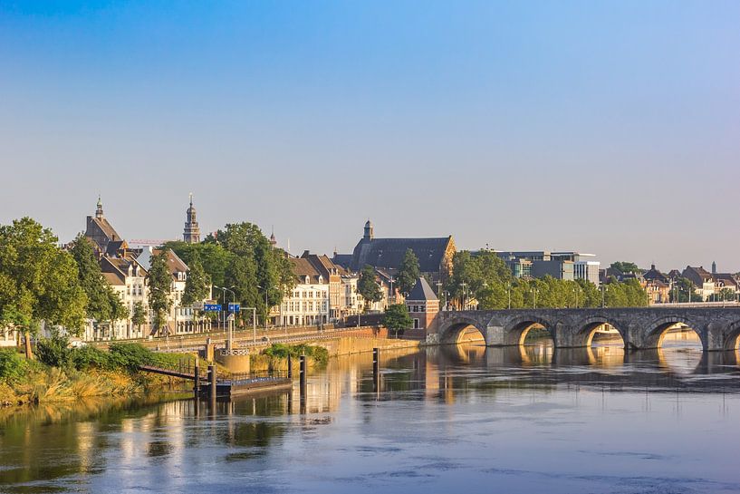 Historische Servaas brug over de Maas in het ochtendlicht in Maastricht van Marc Venema