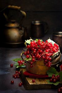 Rote Beeren in Kupferkesseln von Saskia Schepers