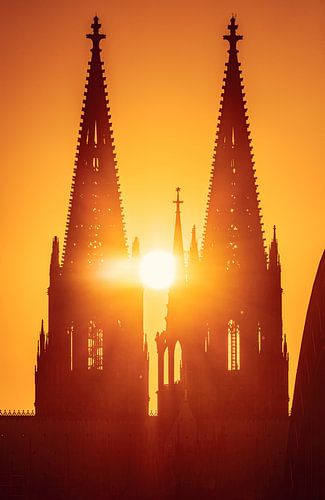 Les rayons chauds enveloppent la cathédrale de Cologne