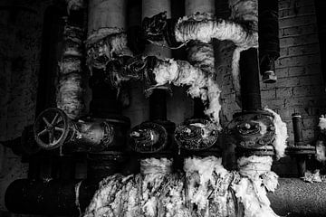 Industriële leidingen vol roest en textuur van Peggy Raemdonck
