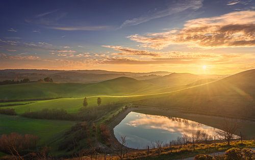 Klein meer en glooiende heuvels. Toscane