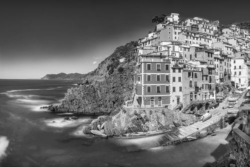 Riomaggiore in de Cinque Terre in Italië. Zwart-wit beeld.