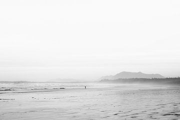 Le dernier surfeur sur la plage de Tofino - noir et blanc - Canada sur Marit Hilarius