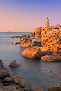 Sonnenuntergang am Leuchtturm von Mean Ruz, Bretagne, Frankreich