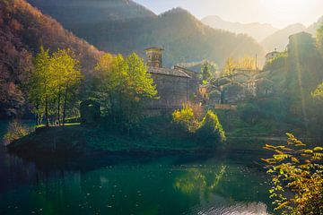 Isola Santa dorp en meer in de herfst. Garfagnana, Italië van Stefano Orazzini