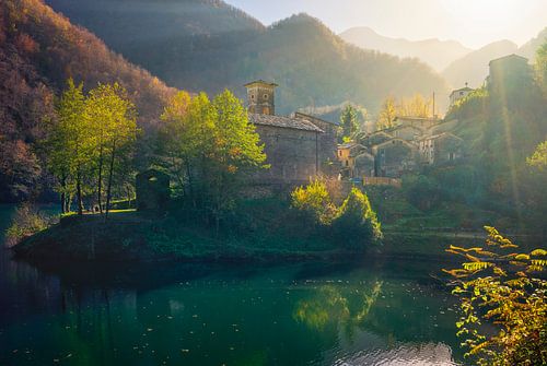 Isola Santa dorp en meer in de herfst. Garfagnana, Italië