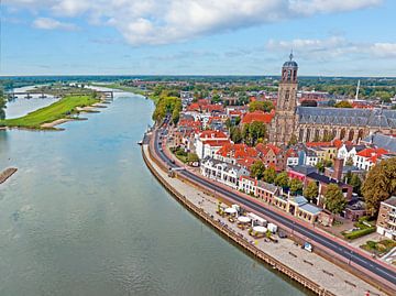 Vue aérienne de la ville de Deventer sur la rivière IJssel au Pays-Bas sur Eye on You