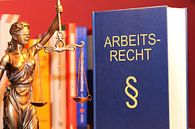 Fachbuch Arbeitsrecht und eine Justitia von Udo Herrmann Miniaturansicht