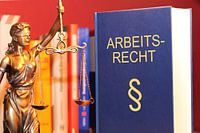 Fachbuch Arbeitsrecht und eine Justitia