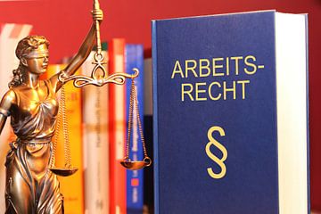Textbook Labour Law and a Justitia van Udo Herrmann