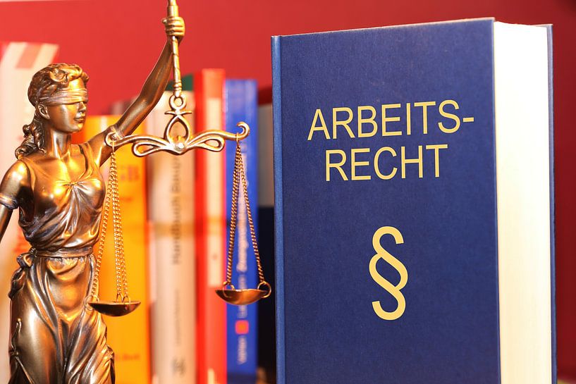 Fachbuch Arbeitsrecht und eine Justitia von Udo Herrmann