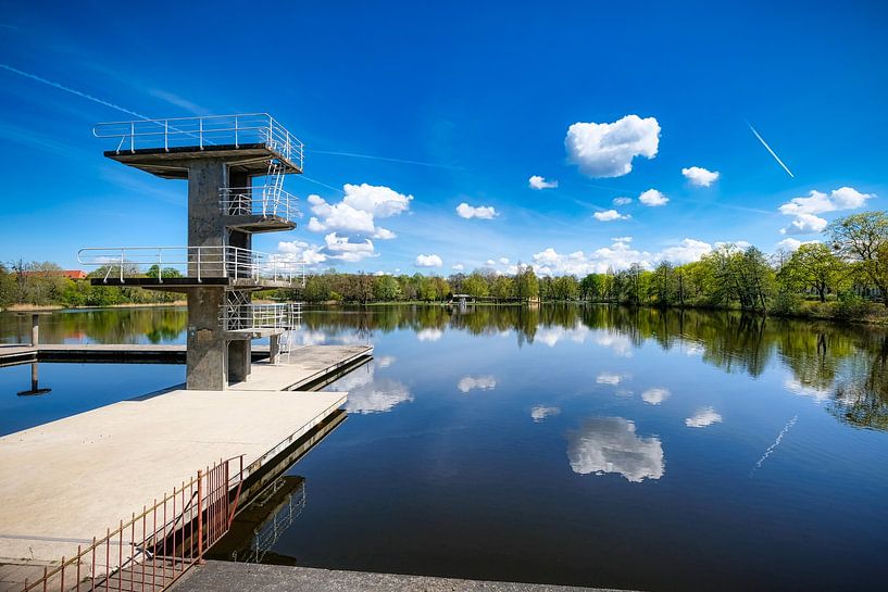 Schöner See mit Sprungturm an einem strahlenden Sommertag von pixxelmixx