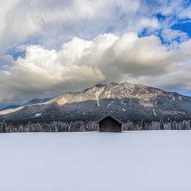 Lumière sur les prairies enneigées de Krün sur Christina Bauer Photos