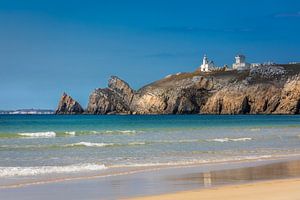 Strand Plage de Pen Hat mit Leuchtturm Phare de Toulinguet, Bretagne