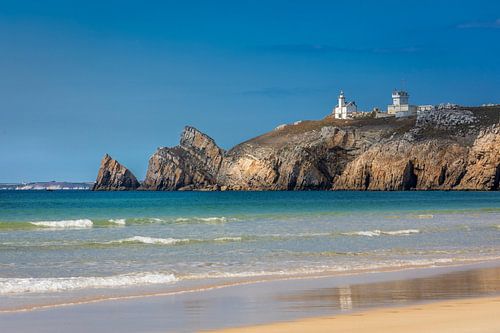 Plage de Pen Hat strand met Phare de Toulinguet vuurtoren, Bretagne