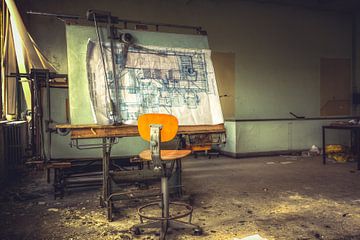 Tekentafel in verlaten fabriek van On Your Wall