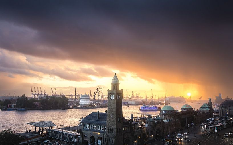 Zonsondergang over de Hamburgse Landungsbrücken van Nils Steiner