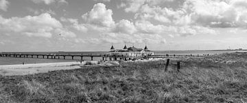 Zwart-witfoto van de pier in Ahlbeck aan de Oostzee