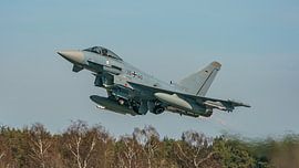 Ein deutscher Eurofighter Typhoon hebt mit Nachbrenner ab.
