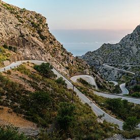 Serpentinenstraße in der Serra de Tramuntana auf Mallorca von Sauerland-Fotos by Robin Deimel