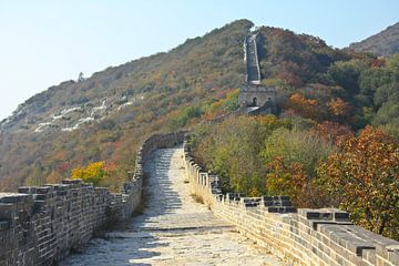 Sur la grande muraille de Chine. La muraille est une large route allant de la tour à la tour. sur Michael Semenov