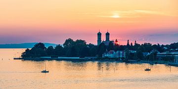 Friedrichshafen sur le lac de Constance au coucher du soleil sur Werner Dieterich