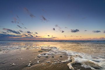 coucher de soleil sur la plage sur Lennart van Hoorne