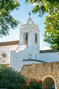 Zonnig stadje Tavira in Portugal van Leo Schindzielorz