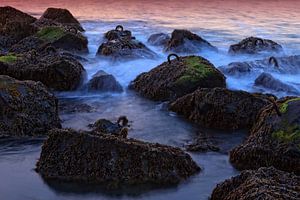 golven slaan stuk op de rotsen langs de kust van gaps photography