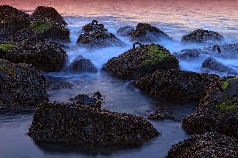 Die Wellen brechen sich an den Felsen entlang der Küste von gaps photography