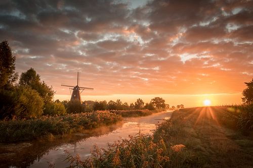 Schilderachtige zonsopkomst met molen de Zwaan  National Geographic Winnaar 2020