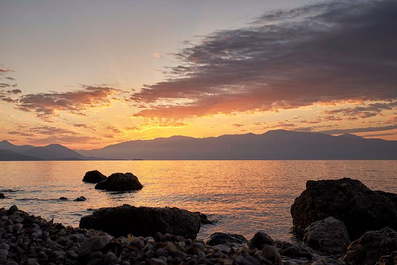 Sonnenaufgang am Meer in Griechenland von Cor de Hamer