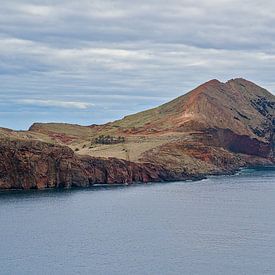 Rotskust lands de Atlantisch oceaan bij Rotskust bij Ponta de São Lourenço, Madeira van Kristof Lauwers