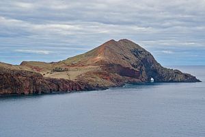 Rotskust lands de Atlantisch oceaan bij Rotskust bij Ponta de São Lourenço, Madeira