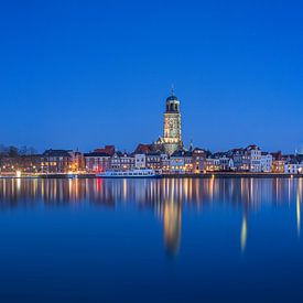 Panorama foto van De Welle in Deventer tijdens het blauwe uur van Ardi Mulder