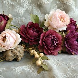 Ranunkelstrauß auf Spitze von Jack Schoneveld