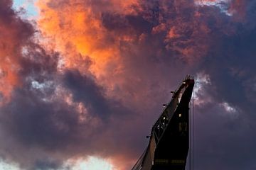 Kraanschip Thialf in de wolken te Rotterdam