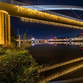 Hoeg Brugk Fahrradbrücke Maastricht Weihnachten 2022 Reflexion von Danny Bartels