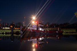 Waterpoort in het donker. van Charlotte Gohl