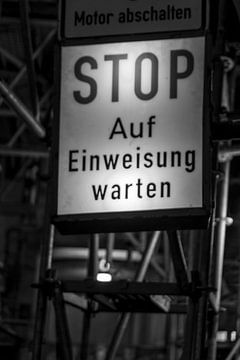 Stop sign in St. Pauli-Elbtunnel van Stefan Heesch