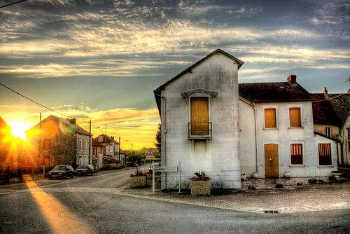 Haus in Frankreich bei Sonnenaufgang