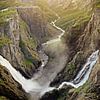 Voringsfossen waterval met kloof in Noorwegen tijdens zonsondergang van iPics Photography