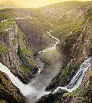 Voringsfossen waterval met kloof in Noorwegen tijdens zonsondergang
