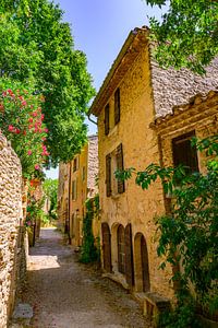 Das Dorf Gordes mit Blick auf die Straße in der Provence