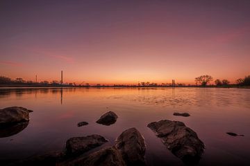 Sonnenaufgang am Fluss von Moetwil en van Dijk - Fotografie