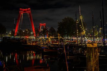 Willemsbrug Rotterdam by night van LostInDecay