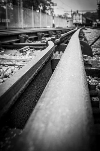 Spoorrails met wagon in zwart-wit