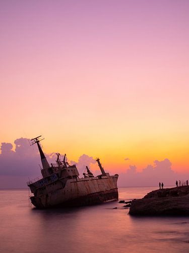 Sonnenuntergang und Schiffswrack auf Zypern