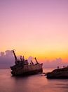 Zonsondergang en scheepswrak in Cyprus van Teun Janssen thumbnail