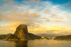 Bucht von Rio de Janeiro mit Zuckerhut im Morgengrauen von Dieter Walther